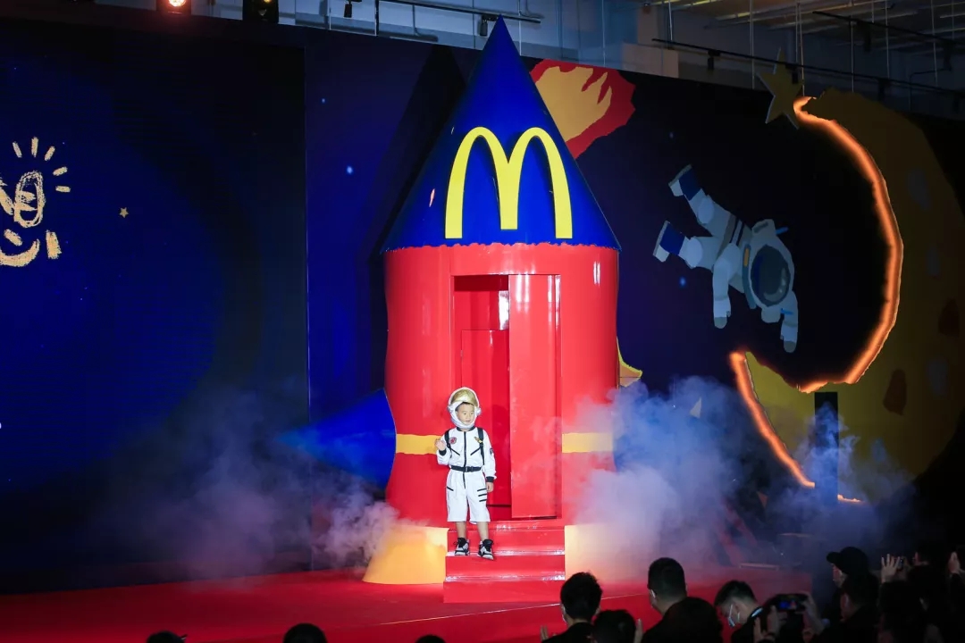 麻辣烫麦当劳中国为孩子“点亮梦想”，带你上天！